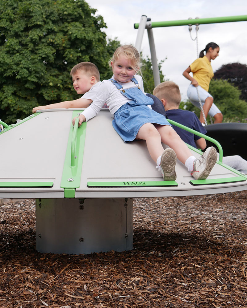 Les enfants tournent sur le rond-point SpinR2.